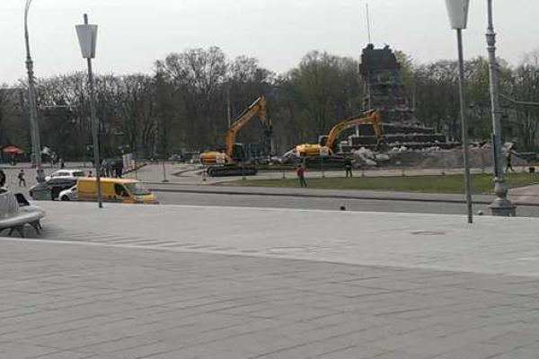 В Харькове демонтируют постамент самого большого в Украине памятника Ленину В Харькове демонтируют постамент самого большого в Украине памятника Ленину