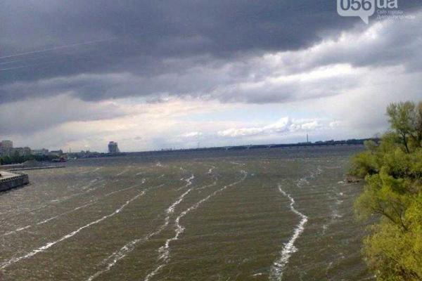 В Днепропетровске на Днепре образовались необычные волны