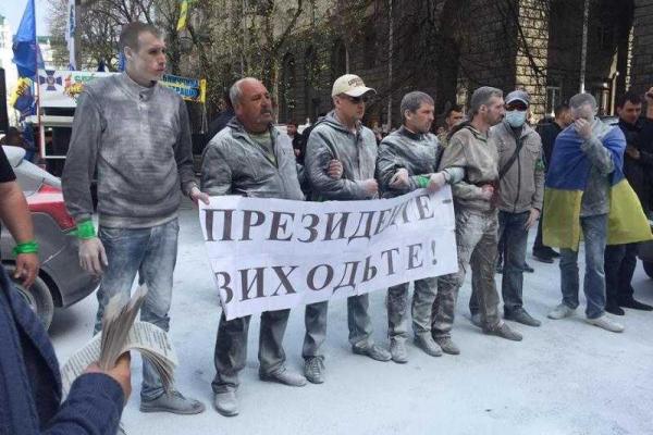 Протесты в Киеве: у Администрации Президента произошел пожар от зажженных покрышек Протесты в Киеве: у Администрации Президента произошел пожар от зажженных покрышек