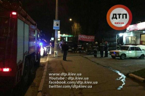 ДТП в Киеве: пьяный водитель иномарки на крыше приехал в шиномонтаж ДТП в Киеве: пьяный водитель иномарки на крыше приехал в шиномонтаж