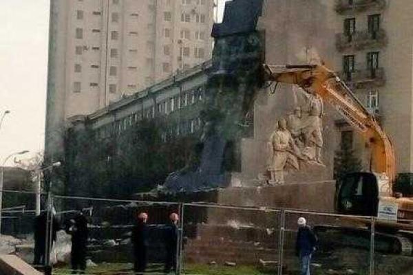 В Харькове демонтируют постамент самого большого в Украине памятника Ленину В Харькове демонтируют постамент самого большого в Украине памятника Ленину