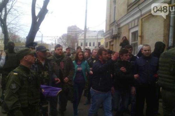 В центре Одессы произошла масштабная драка между патриотами и сепаратистами В центре Одессы произошла масштабная драка между патриотами и сепаратистами