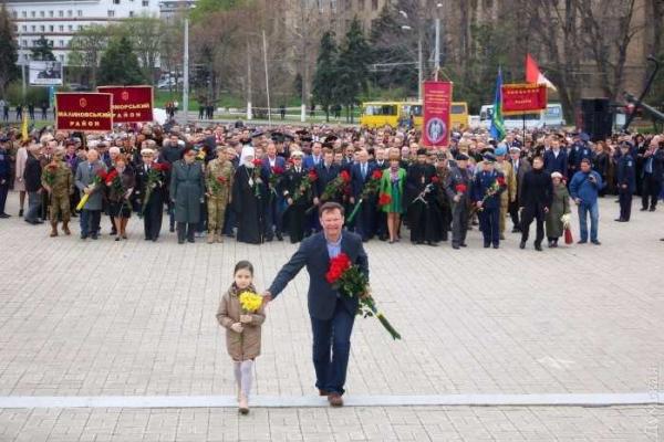 В Одессе на праздновании Дня освобождения города появился флаг России и георгиевские ленты