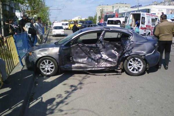 В Днепропетровске "Mazda 3" врезалась в "скорую", есть пострадавшие