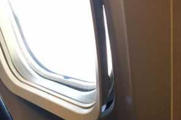 Пассажирский самолет летел из Киева в Варшаву с выломанным иллюминатором