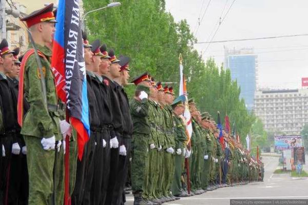 Боевики готовятся к военному параду в Донецке: в сети опубликованы фото Боевики готовятся к военному параду в Донецке: в сети опубликованы фото