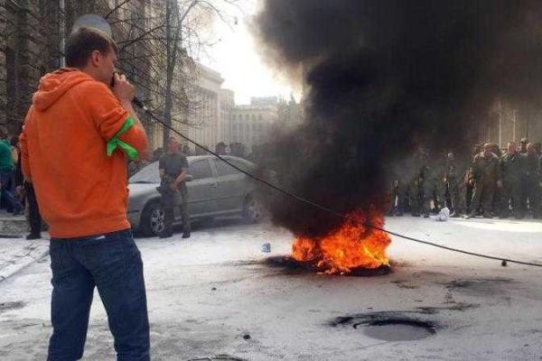 Протесты в Киеве: у Администрации Президента произошел пожар от зажженных покрышек Протесты в Киеве: у Администрации Президента произошел пожар от зажженных покрышек