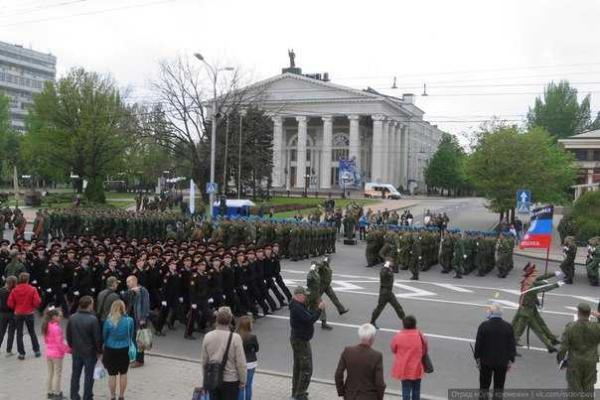 Боевики готовятся к военному параду в Донецке: в сети опубликованы фото Боевики готовятся к военному параду в Донецке: в сети опубликованы фото