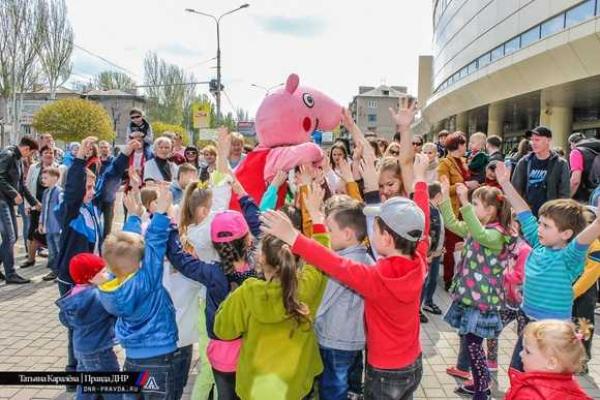 В Донецке снова открыли «отжатый» «Донецк-сити» В Донецке снова открыли «отжатый» «Донецк-сити»