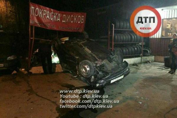 ДТП в Киеве: пьяный водитель иномарки на крыше приехал в шиномонтаж ДТП в Киеве: пьяный водитель иномарки на крыше приехал в шиномонтаж