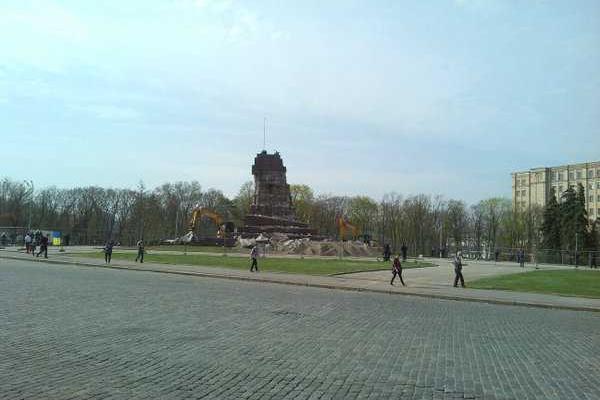 В Харькове демонтируют постамент самого большого в Украине памятника Ленину В Харькове демонтируют постамент самого большого в Украине памятника Ленину