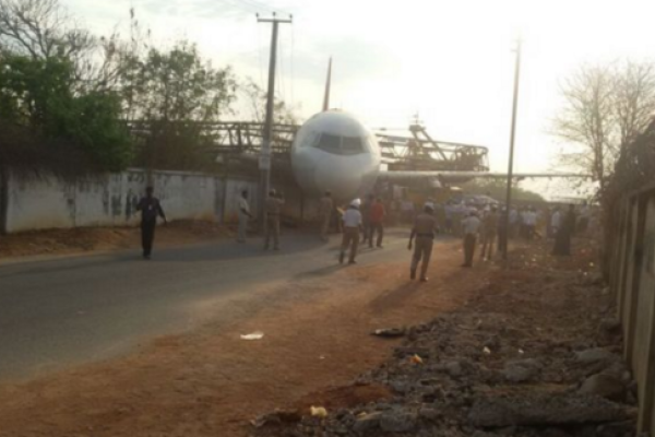 В индийском аэропорту упавший башенный кран развалил самолет