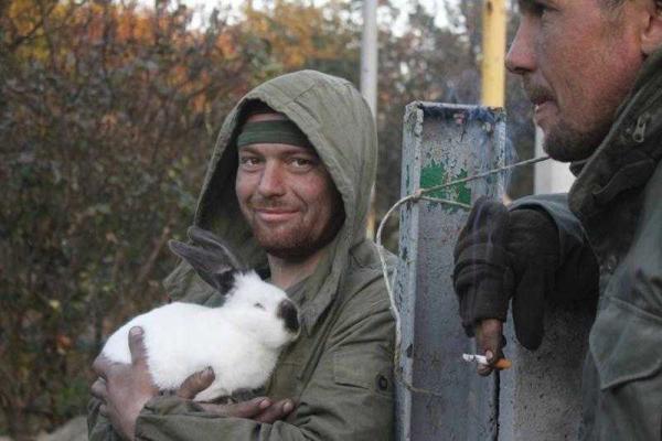 Уникальные кадры фронтовых будней: четвероногие побратимы бойцов АТО Уникальные кадры фронтовых будней: четвероногие побратимы бойцов АТО