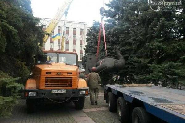 В Мариуполе под тройной охраной демонтировали еще один советский памятник