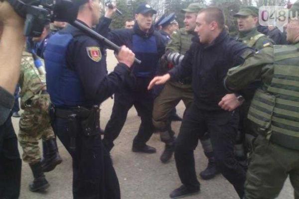 На Куликовом поле активисты «Правого сектора» схлестнулись с полицией На Куликовом поле активисты «Правого сектора» схлестнулись с полицией