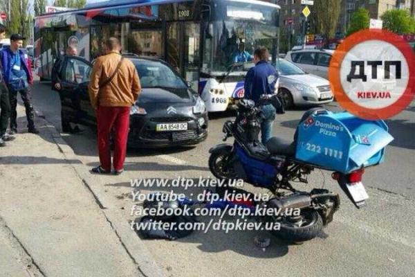 ДТП в Киеве: скутер разорвало на части ДТП в Киеве: скутер разорвало на части