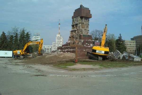 В Харькове демонтируют постамент самого большого в Украине памятника Ленину В Харькове демонтируют постамент самого большого в Украине памятника Ленину