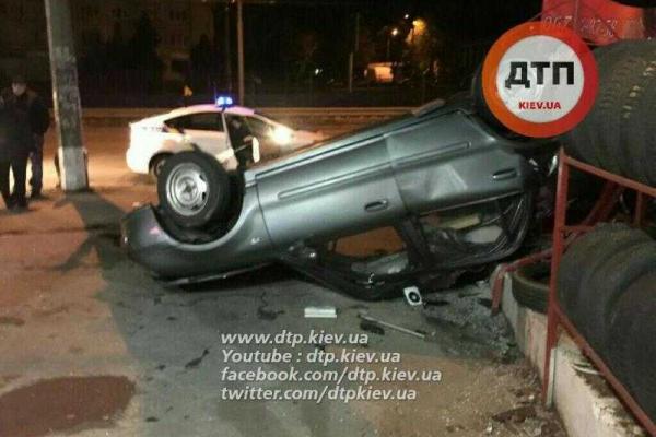 ДТП в Киеве: пьяный водитель иномарки на крыше приехал в шиномонтаж ДТП в Киеве: пьяный водитель иномарки на крыше приехал в шиномонтаж
