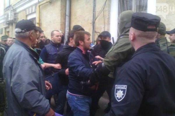 В центре Одессы произошла масштабная драка между патриотами и сепаратистами В центре Одессы произошла масштабная драка между патриотами и сепаратистами