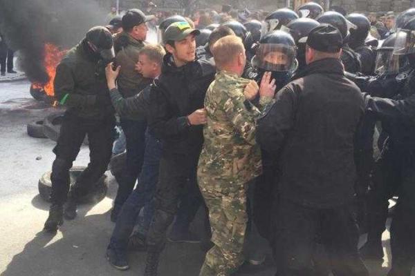 Протесты в Киеве: у Администрации Президента произошел пожар от зажженных покрышек Протесты в Киеве: у Администрации Президента произошел пожар от зажженных покрышек