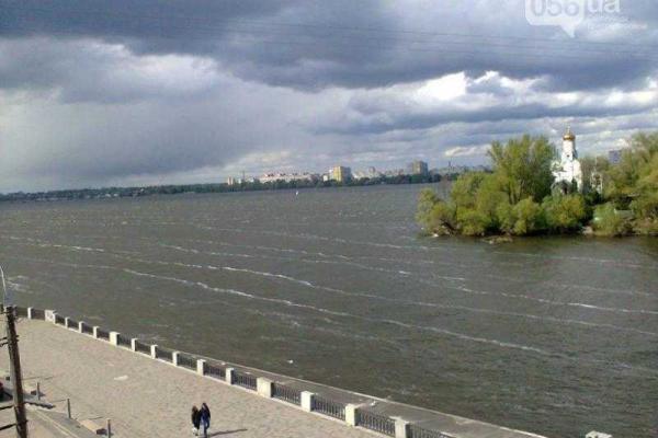 В Днепропетровске на Днепре образовались необычные волны