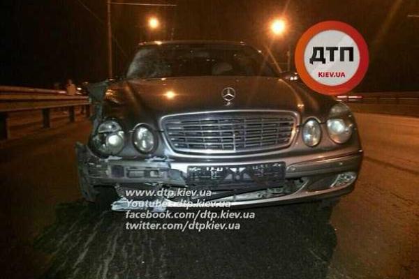 ДТП в Киеве: нетрезвый водитель Mercedes сбил насмерть отца-одиночку. 18+ ДТП в Киеве: нетрезвый водитель Mercedes сбил насмерть отца-одиночку. 18+