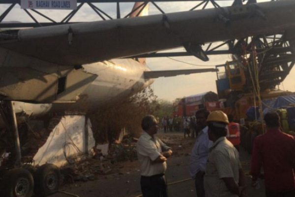 В индийском аэропорту упавший башенный кран развалил самолет