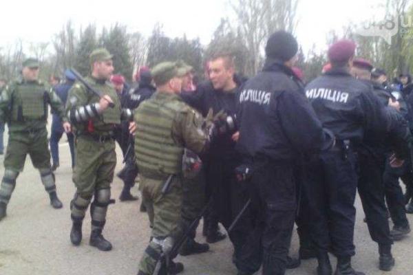 На Куликовом поле активисты «Правого сектора» схлестнулись с полицией На Куликовом поле активисты «Правого сектора» схлестнулись с полицией