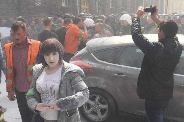 Протесты в Киеве: у Администрации Президента произошел пожар от зажженных покрышек Протесты в Киеве: у Администрации Президента произошел пожар от зажженных покрышек