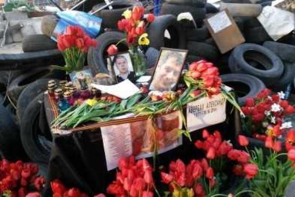 В Мариуполе неизвестные почтили память "мирных" жителей - сепаратистов В Мариуполе неизвестные почтили память "мирных" жителей - сепаратистов