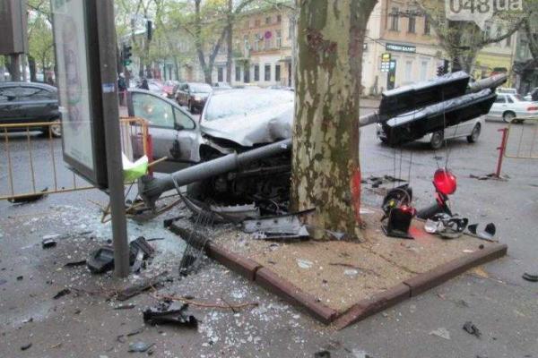 В центре Одессы автомобиль на огромной скорости влетел в светофор