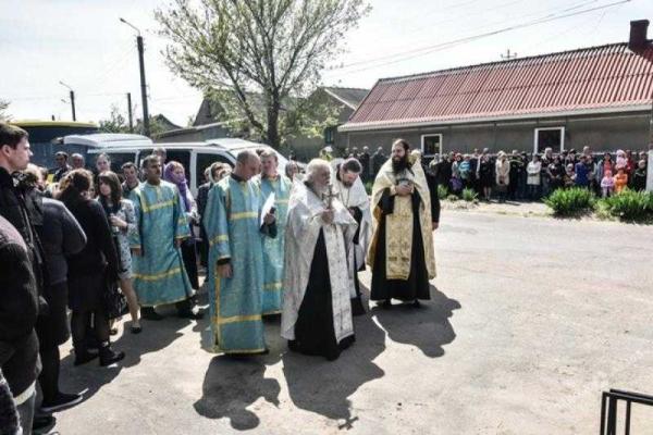 Страшные похороны: В Шабо простились с шестью сестричками, погибшими на пожаре Страшные похороны: В Шабо простились с шестью сестричками, погибшими на пожаре
