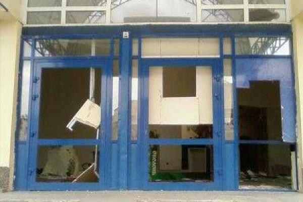 В оккупированном Донецке неизвестные разрушают здание супермаркета В оккупированном Донецке неизвестные разрушают здание супермаркета