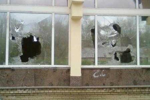 В оккупированном Донецке неизвестные разрушают здание супермаркета В оккупированном Донецке неизвестные разрушают здание супермаркета