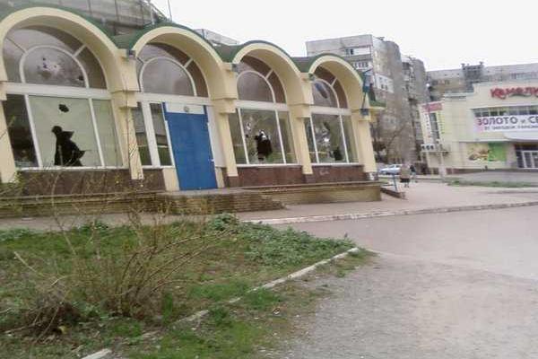 В оккупированном Донецке неизвестные разрушают здание супермаркета В оккупированном Донецке неизвестные разрушают здание супермаркета