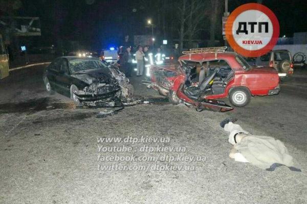 Смертельное лобовое ДТП в Киеве: столкнулись БМВ и ВАЗ, погиб водитель Смертельное лобовое ДТП в Киеве: столкнулись БМВ и ВАЗ, погиб водитель