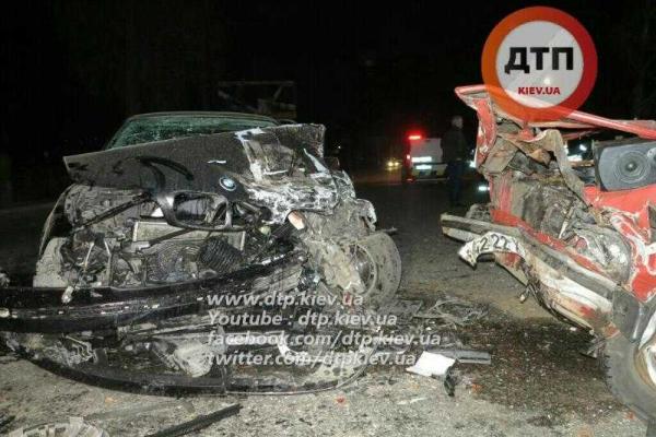 Смертельное лобовое ДТП в Киеве: столкнулись БМВ и ВАЗ, погиб водитель Смертельное лобовое ДТП в Киеве: столкнулись БМВ и ВАЗ, погиб водитель