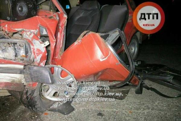 Смертельное лобовое ДТП в Киеве: столкнулись БМВ и ВАЗ, погиб водитель Смертельное лобовое ДТП в Киеве: столкнулись БМВ и ВАЗ, погиб водитель