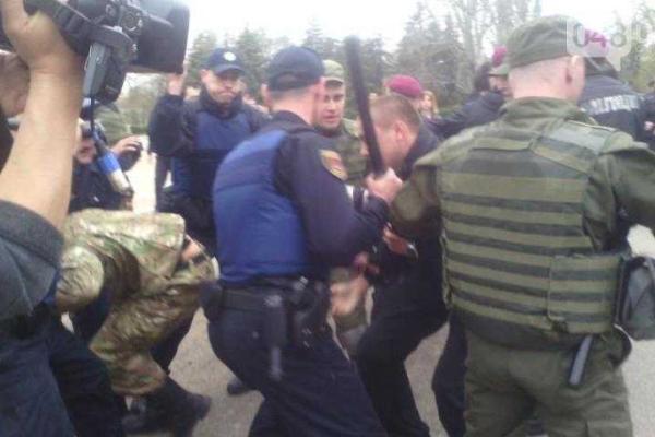 На Куликовом поле активисты «Правого сектора» схлестнулись с полицией На Куликовом поле активисты «Правого сектора» схлестнулись с полицией
