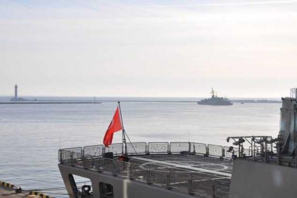 В Одессе пришвартовались два мощных военных корабля из Турции: фоторепортаж