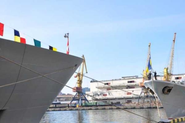 В Одессе пришвартовались два мощных военных корабля из Турции: фоторепортаж