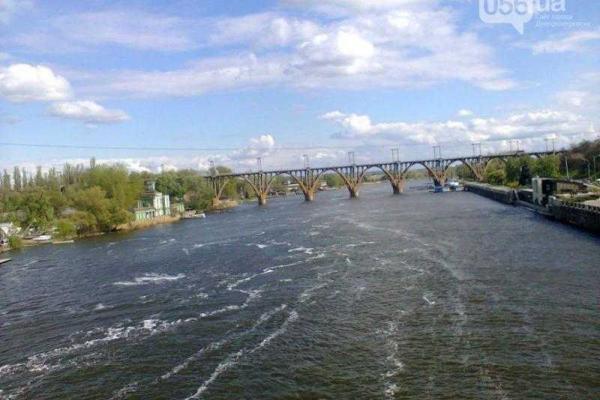В Днепропетровске на Днепре образовались необычные волны
