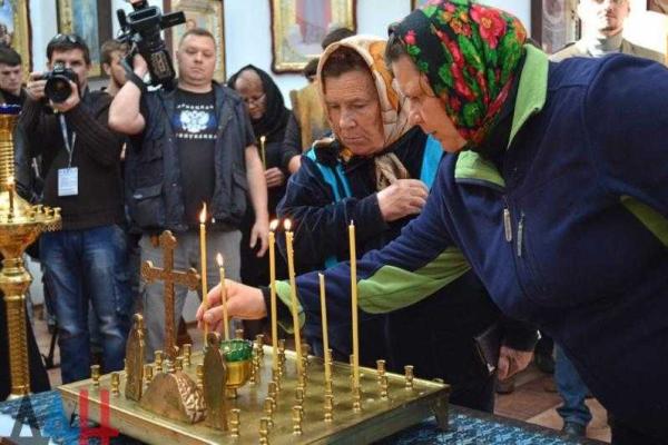 В Еленовке прошла панихида по жертвам обстрела