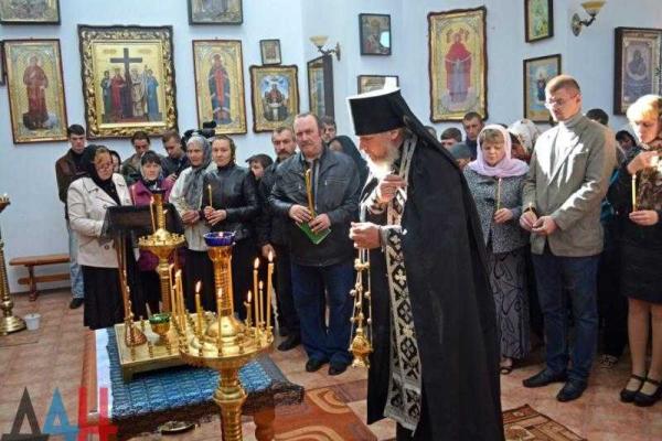 В Еленовке прошла панихида по жертвам обстрела