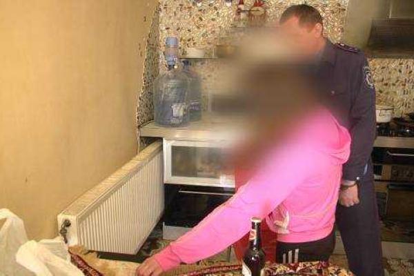 Молодые парни и девушка на камеру рассказали, как убивали студентов-иностранцев в Ужгороде