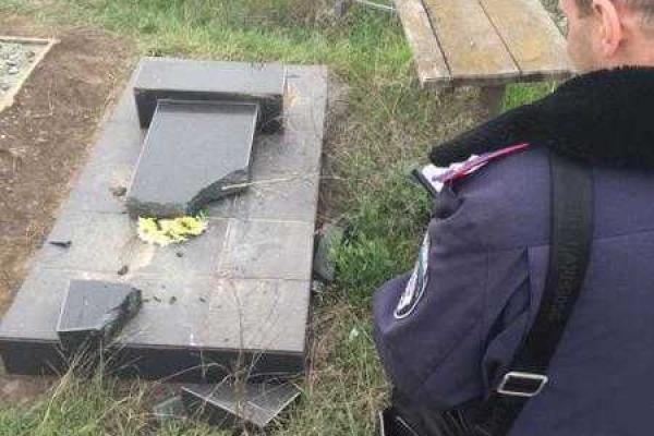 На кладбище в Одессе вандалы разрушили около ста надгробий На кладбище в Одессе вандалы разрушили около ста надгробий