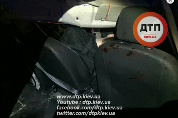 В Киеве авто охранной фирмы влетело под фуру: водитель погиб, пассажир в реанимации В Киеве авто охранной фирмы влетело под фуру: водитель погиб, пассажир в реанимации