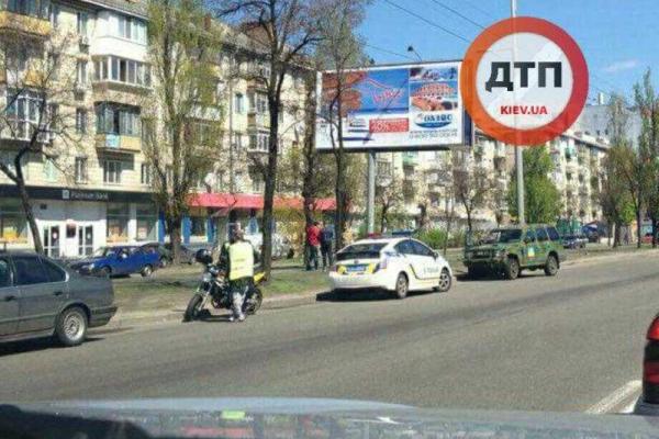 В Киеве военный внедорожник не разминулся со скутером В Киеве военный внедорожник не разминулся со скутером