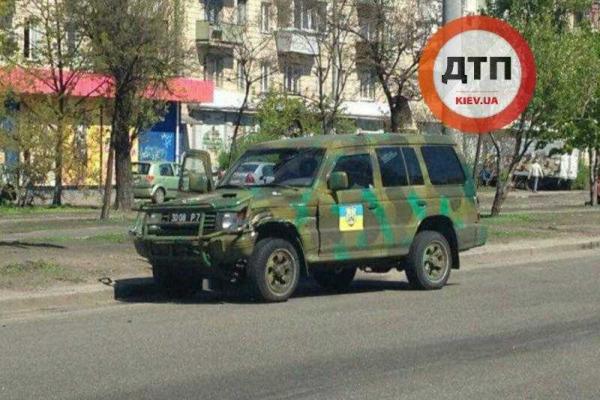 В Киеве военный внедорожник не разминулся со скутером В Киеве военный внедорожник не разминулся со скутером