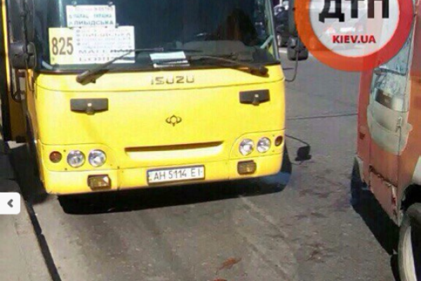 В Киеве конфликт водителей маршруток перерос в поножовщину В Киеве конфликт водителей маршруток перерос в поножовщину